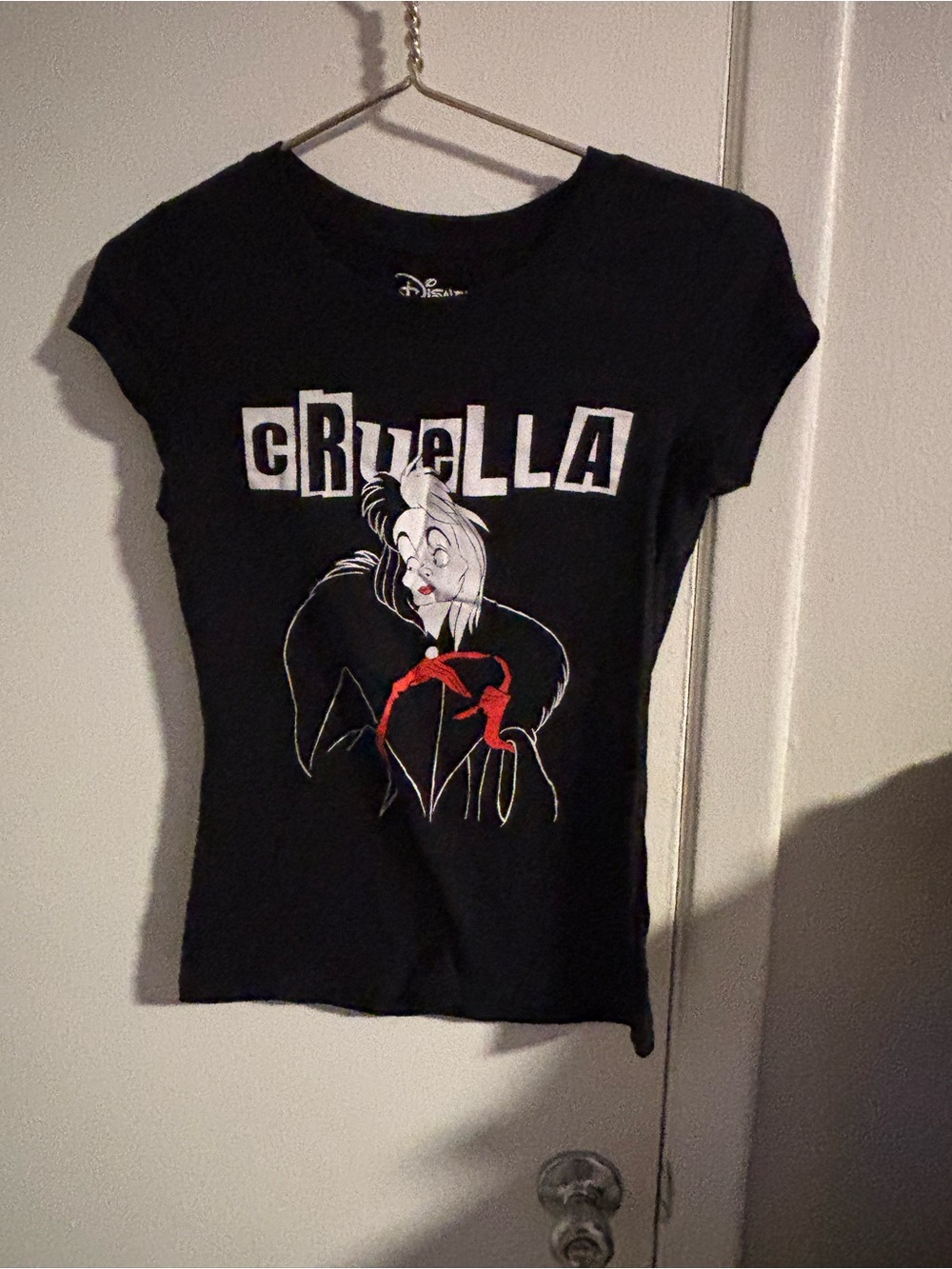 Disney Cruella Graphic Black Short Sleeve Tee Small
(1052)